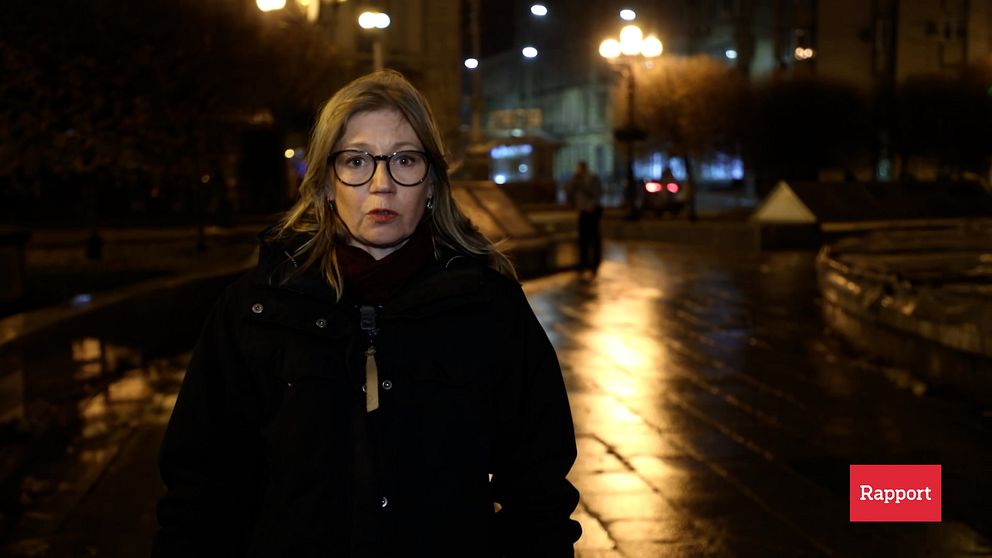 Mushukda barmoqlari bilan qizning surati