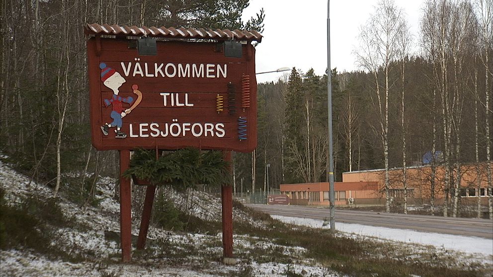 Skylt ” Välkommen till Lesjöfors”