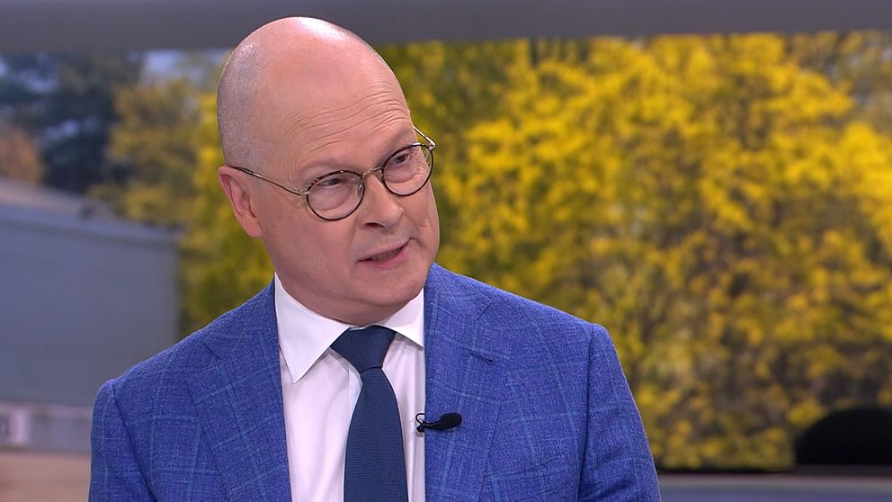 Mats knutsson framför bild av ett gult träd