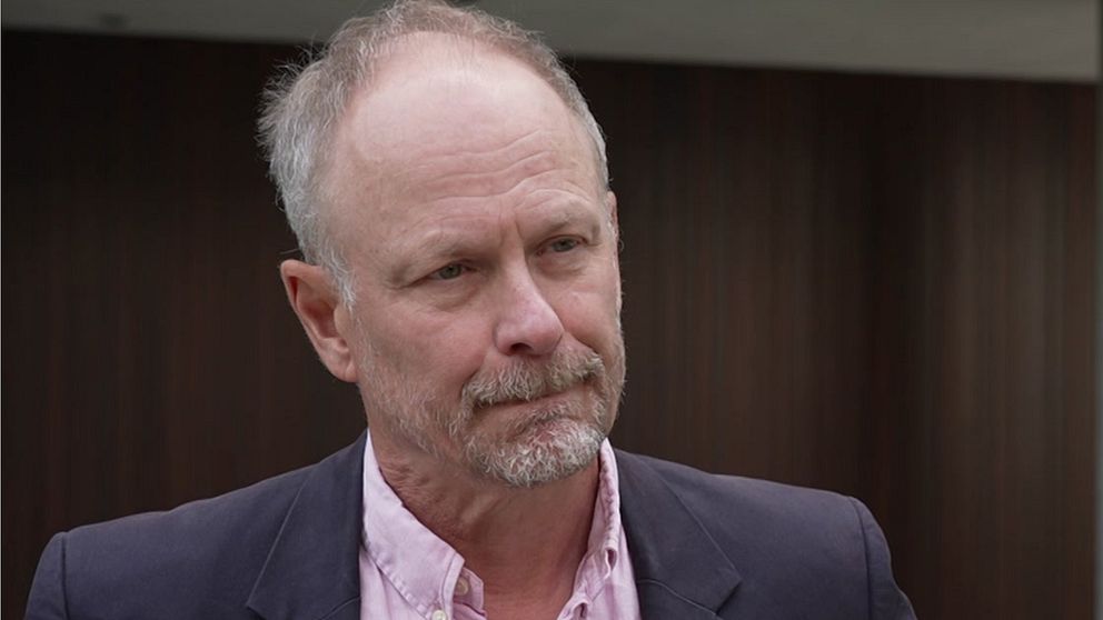 Jan Tibbling i kostym och rosa skjorta