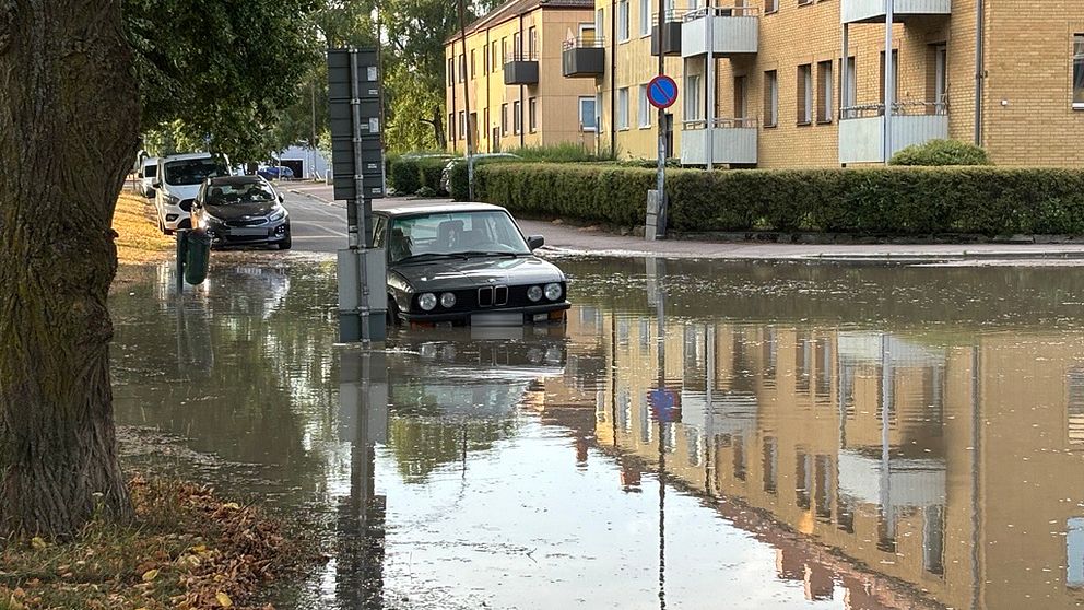 Vatten forsar fram på Södra Bangårdsgatan i Eskilstuna och översvämmar gatan