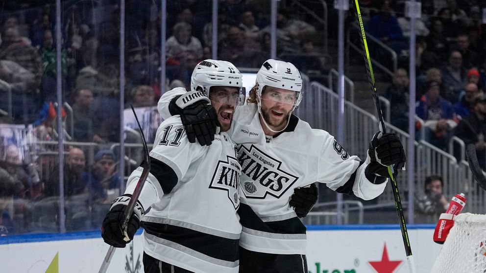 Adrian Kempe firar efter sitt mål.