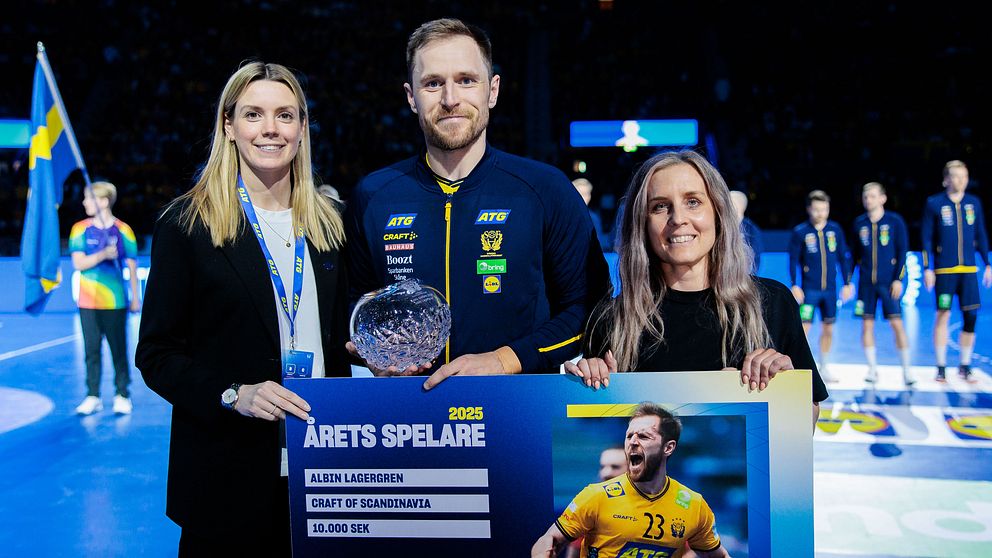 Tre personer på handbollsplan håller priset och plakett för Årets spelare 2023.