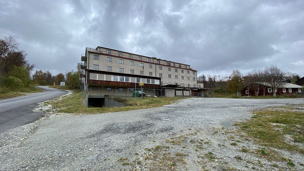 Hotell Tänninge i Tänndalen. Stor betonggrå byggnad i flera våningar, omgärdad av staket.