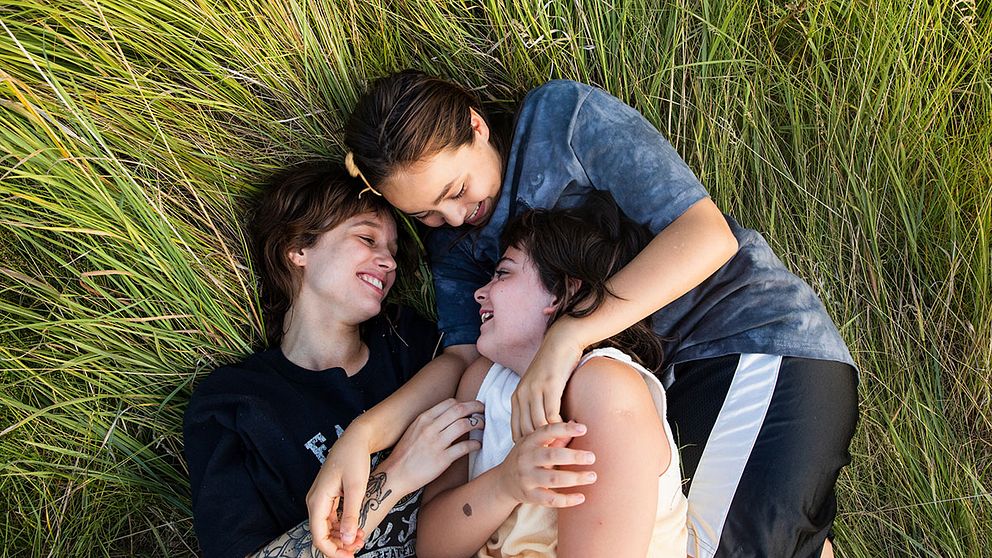 ”Paradiset brinner” handlar om tre systrar som lever tillsammans utan föräldrar. Filmen vann debutpriset på Londons filmfestival.