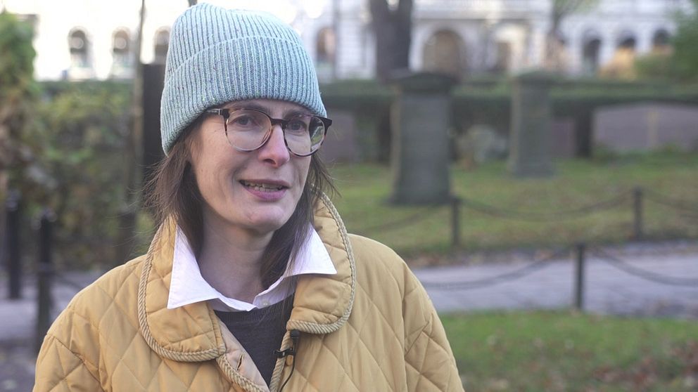 Johanna står på en kyrkogård och berättar om hur hon vill begravas i framtiden.