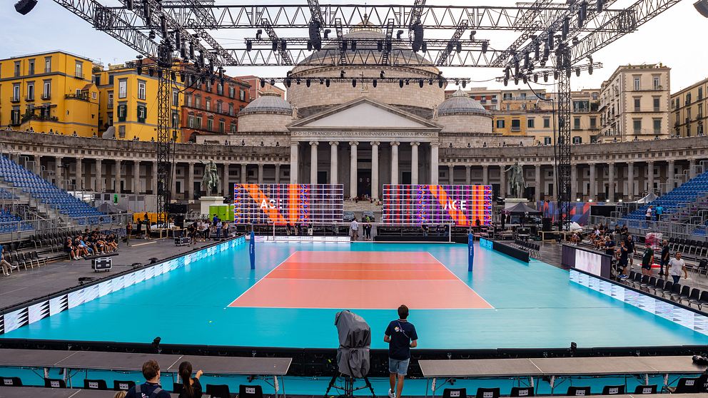 Volleybollarena på Piazza del Plebiscito i Neapel inför Sverige–Italien i EM-premiären