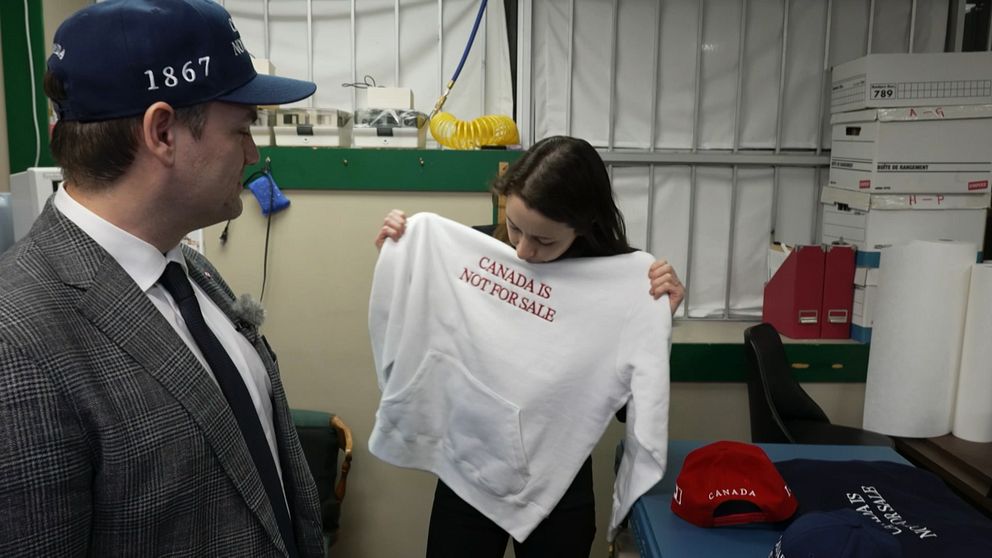 Tröja med texten: ”Canada is not for sale”