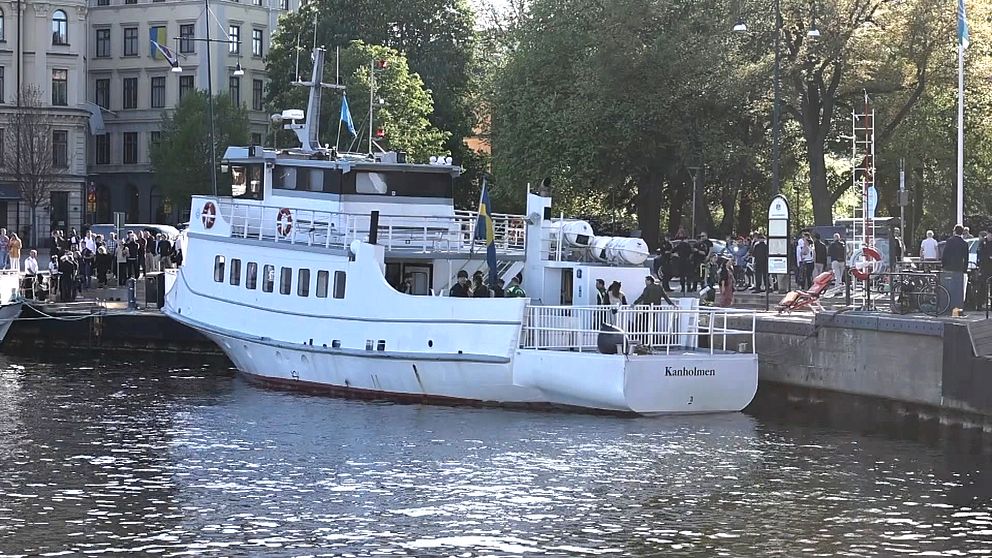 Pendelbåt körde in i kaj i centrala Stockholm | SVT Nyheter