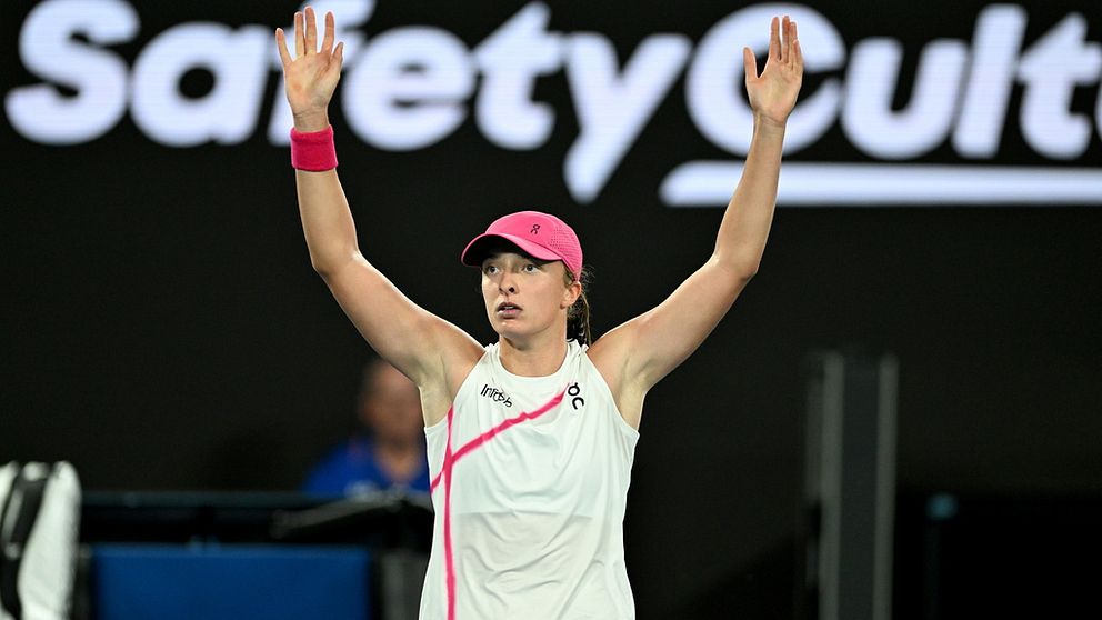 Swiatek illa ute men vann i Melbourne