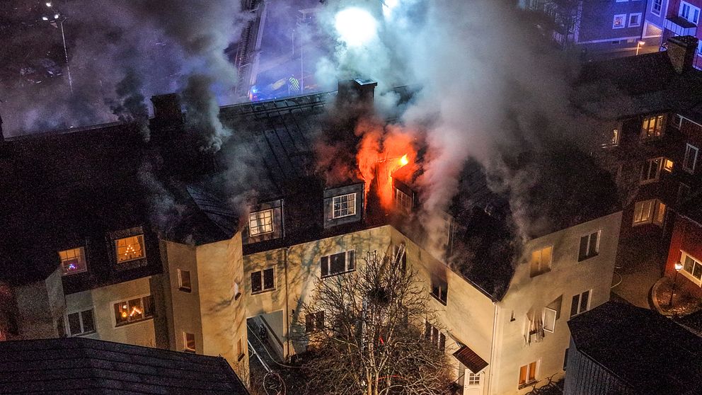 Brand i flerfamiljshus i Gamla stan i Eksjö med kraftig rök och lågor från taket.