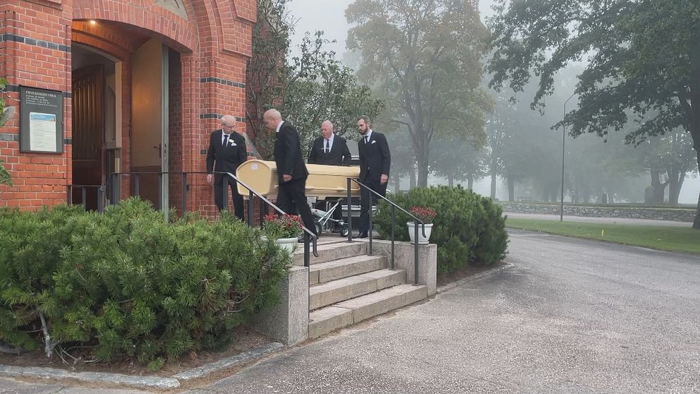 kista som förs in i kyrka