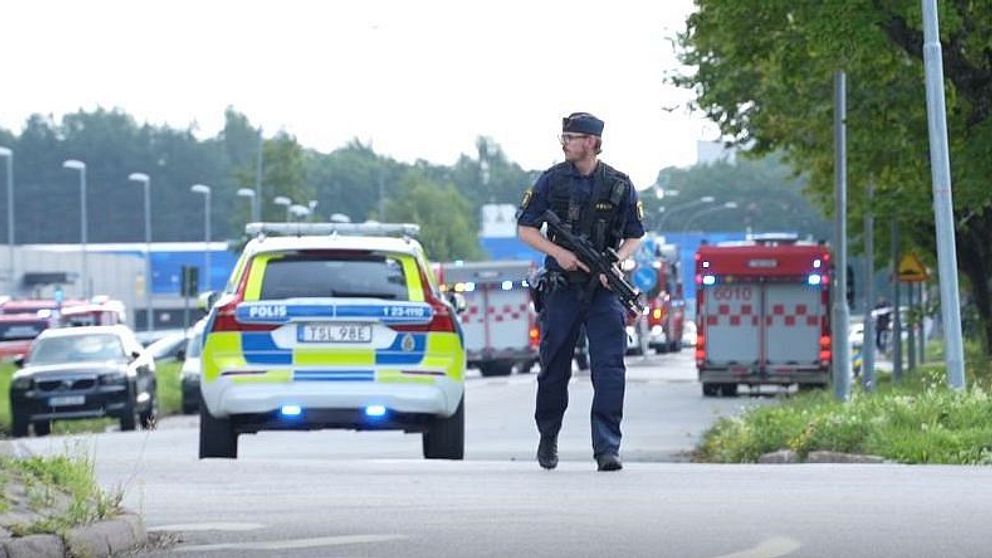 Beväpnad polis vid avspärrning efter skottlossning utanför moské i Örebro.