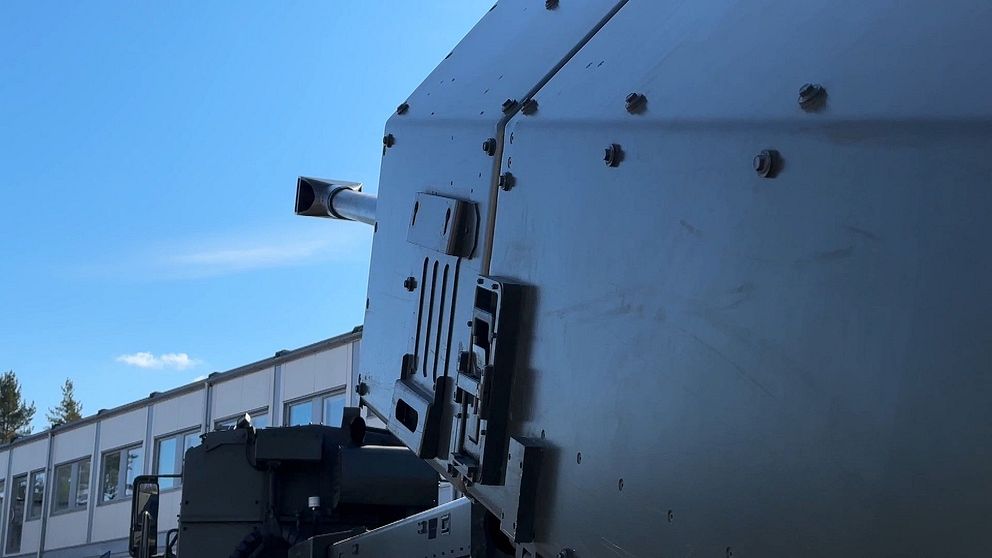 Närbild på artillerifordon vid regementet A9 i Kristinehamn under klarblå himmel.