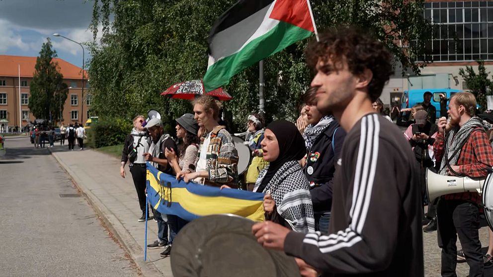 Propalestinska människor protesterar.