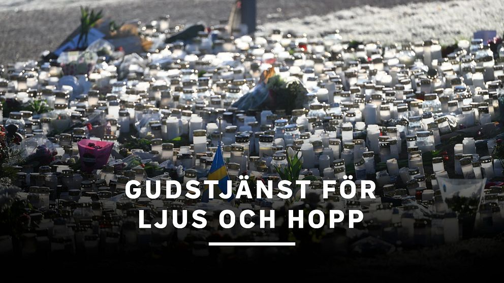Mängd av tända ljus placerade på marken under en minnesstund med texten ”Gudstjänst för ljus och hopp” i förgrunden.