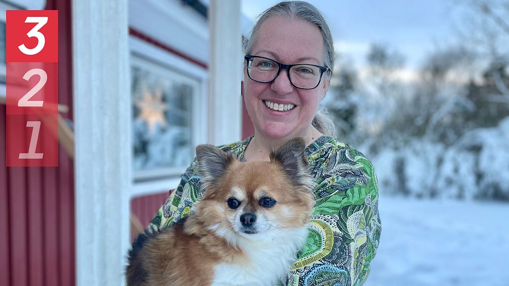Kvinna med hunden i famnen