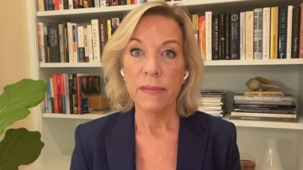Ginna Lindberg framför en bokhylla under intervju om Epstein-filerna.