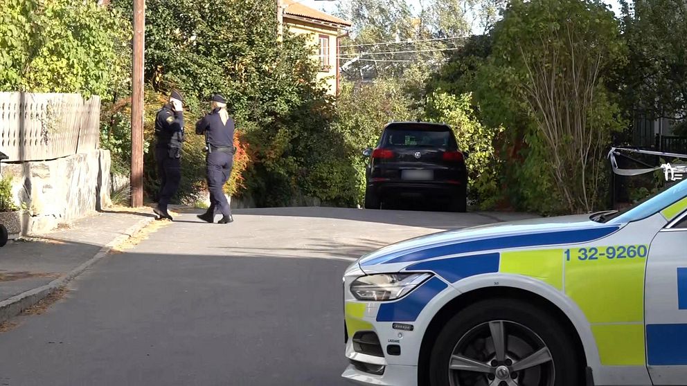 En polisbil står parkerad på gatan.