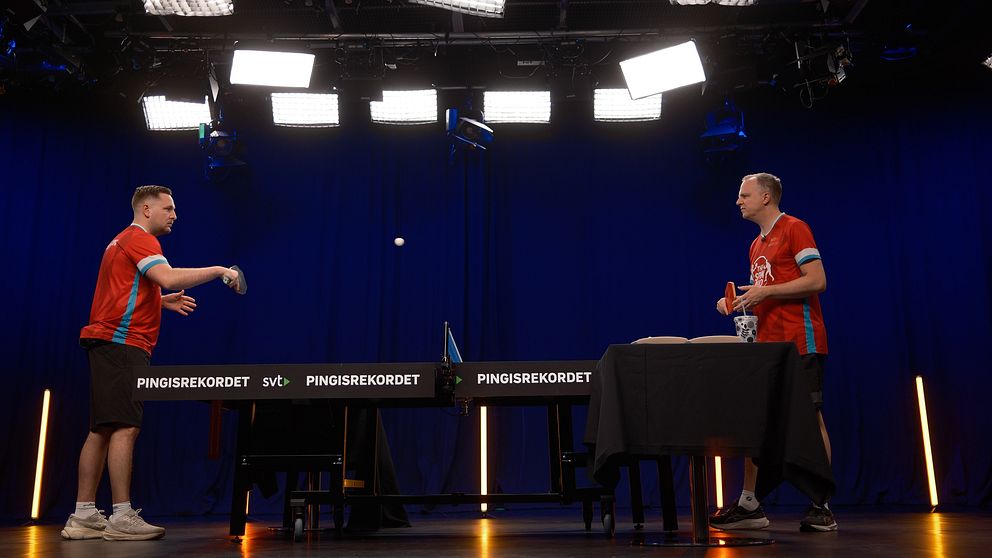 Emil Ohlsson och Fredrik Nilsson spelar pingis i en mörk studio