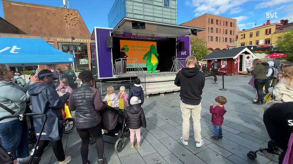 Bolibompadraken och SVT-profiler var plats på Stortorget i Östersund ...