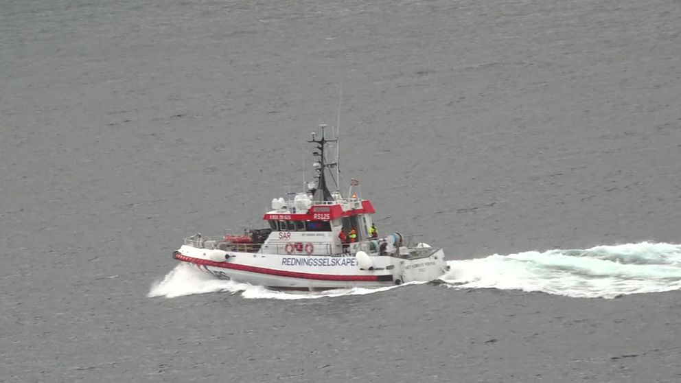 Räddningsbåt på havet efter dödsolycka med räddningsarbetare i Lofoten, Norge.