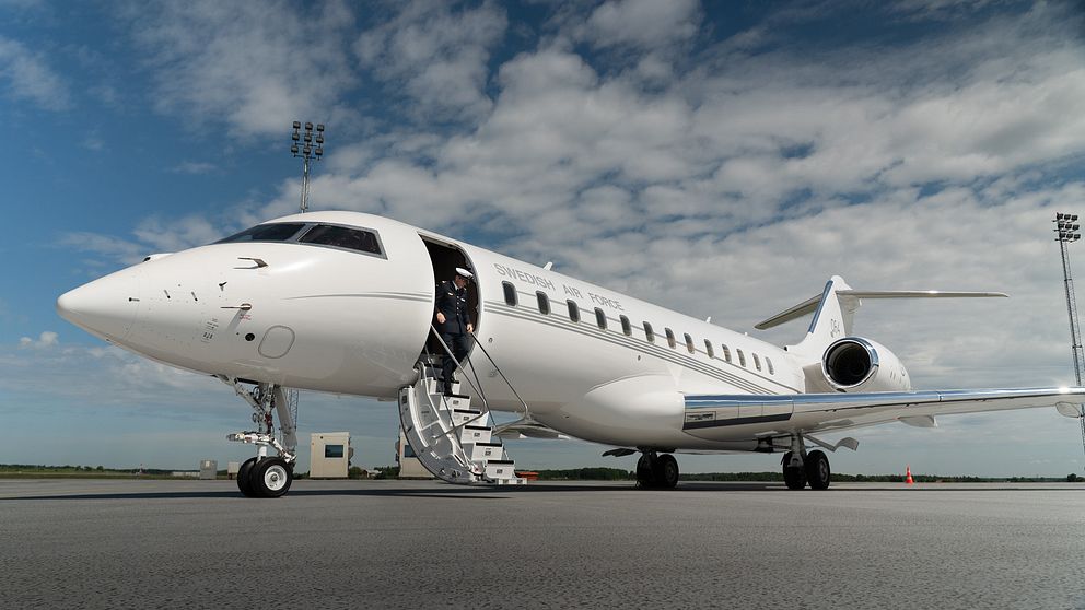 Nya statsflyget på marken med trappa vid dörren