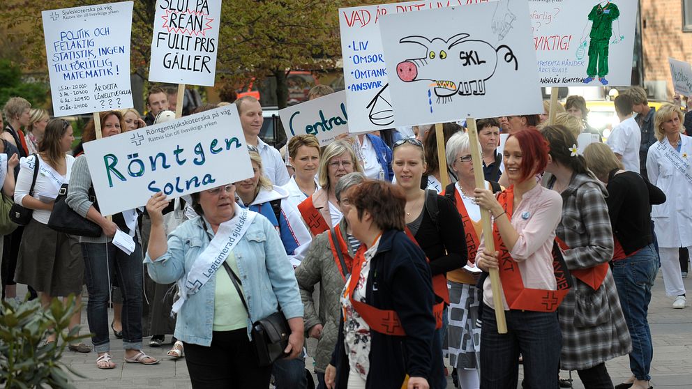 Sjukvårdspersonal protesterar utanför Karolinska.