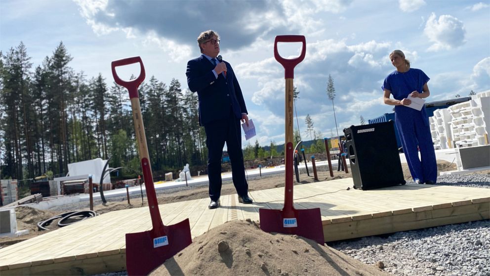Justitieminister Gunnar Strömmer (M), med en fot i Sverige och en fot i Norge, håller tal vid den nya gränsöverskridande polisstationen.