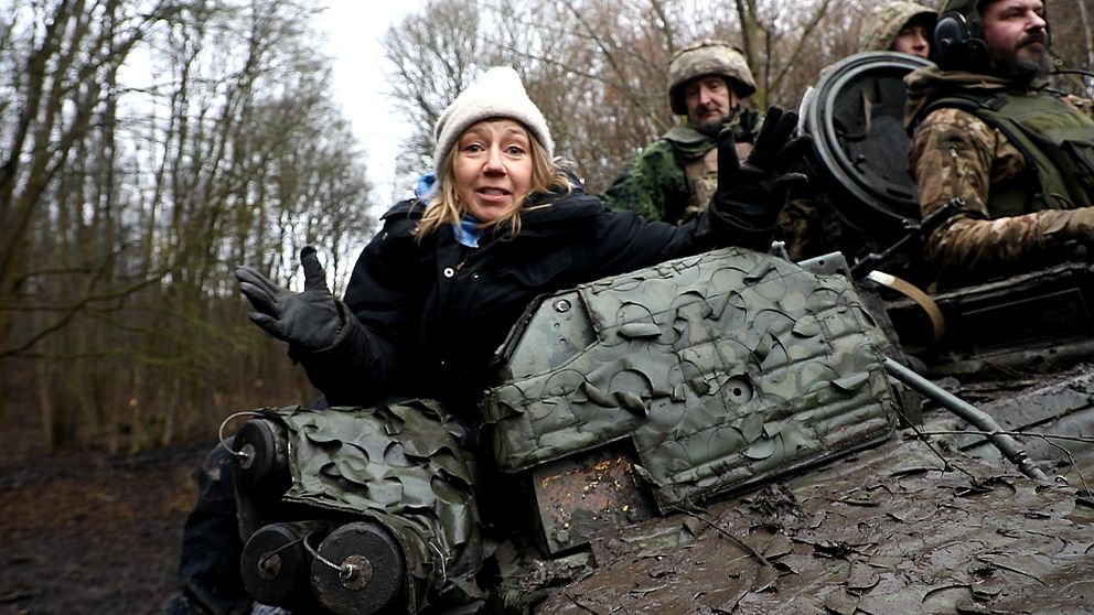 SVT:s Ukrainakorrespondent Elin Jönsson sitter på en CV90 med ukrainska soldater.