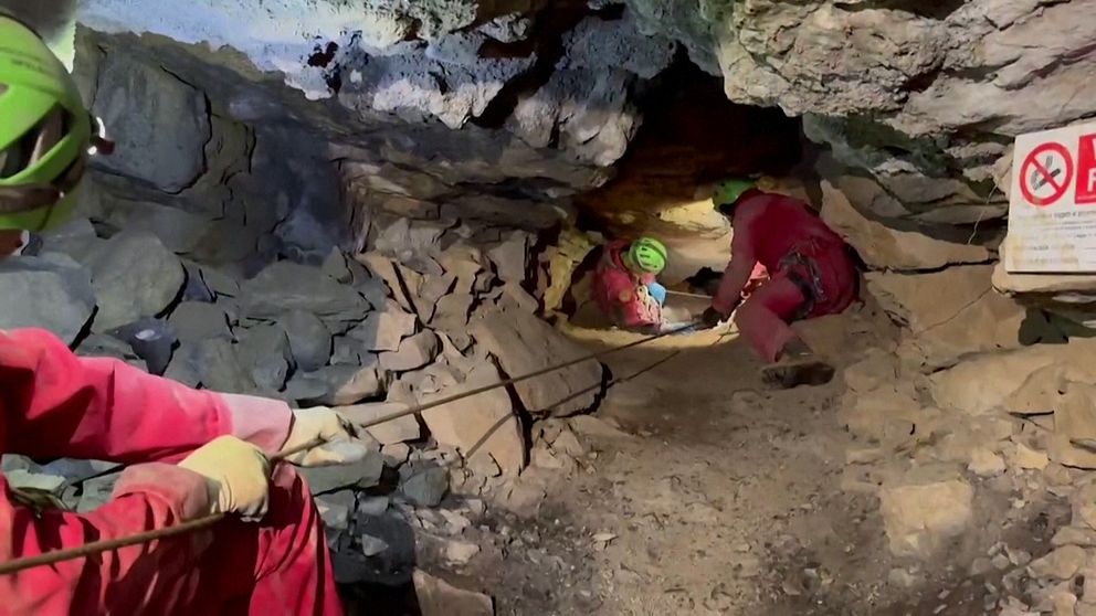 Bilder från räddningsinsats i grotta