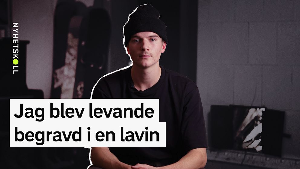 21-åriga John sitter och tittar in i kameran