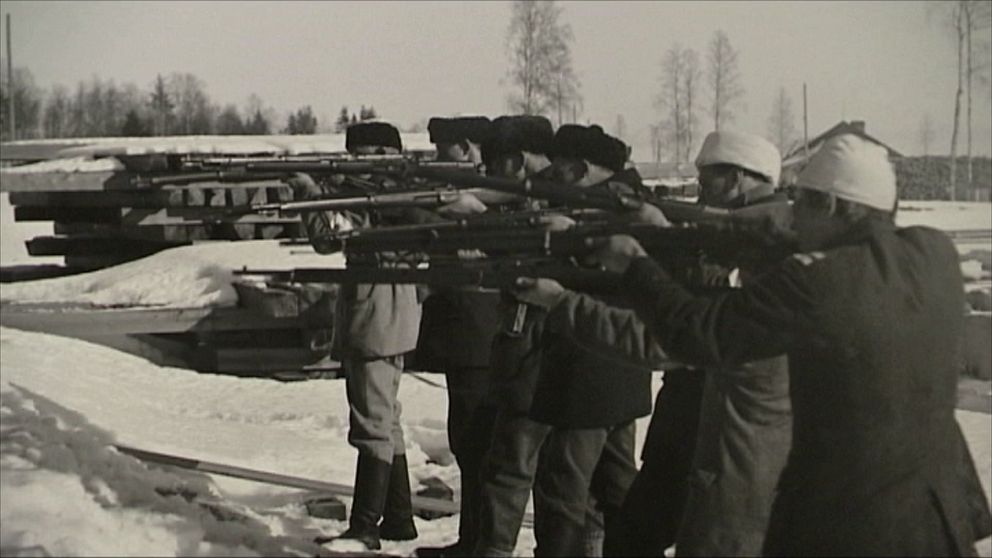 soldater med riktade vapen