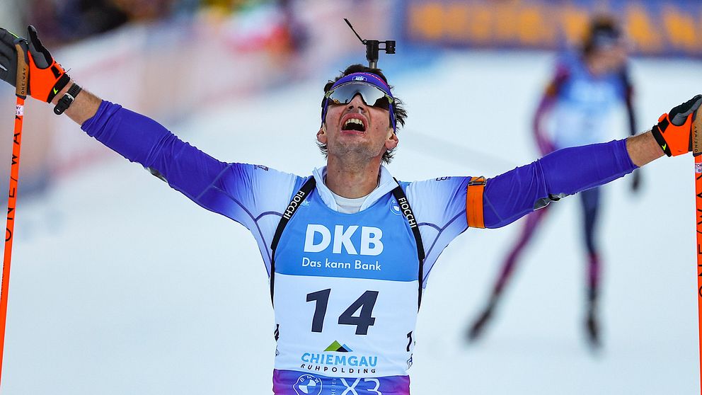 Tommaso Giacomel jublar på upploppet i herrarnas masstart i skidskytte