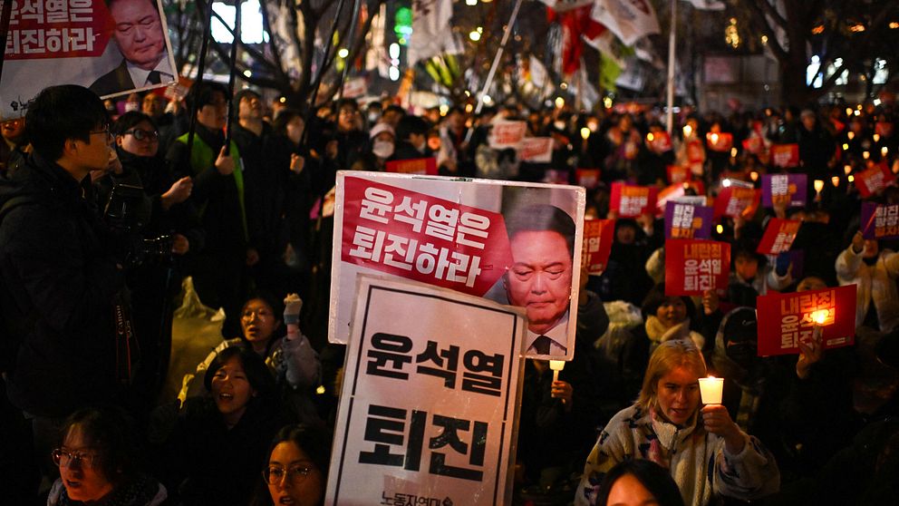 Människor deltar i en ljusvaka när de kräver att Sydkoreas president Yoon Suk-Yeol ska avgå i Seoul den 4 december 2024.
