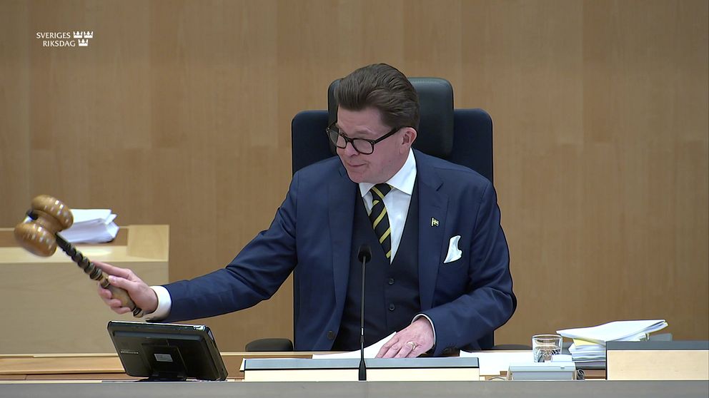 Andreas Norlén, valtiopäivien puhemies, istumassa paikallaan valtiopäivillä nuija kädessä.