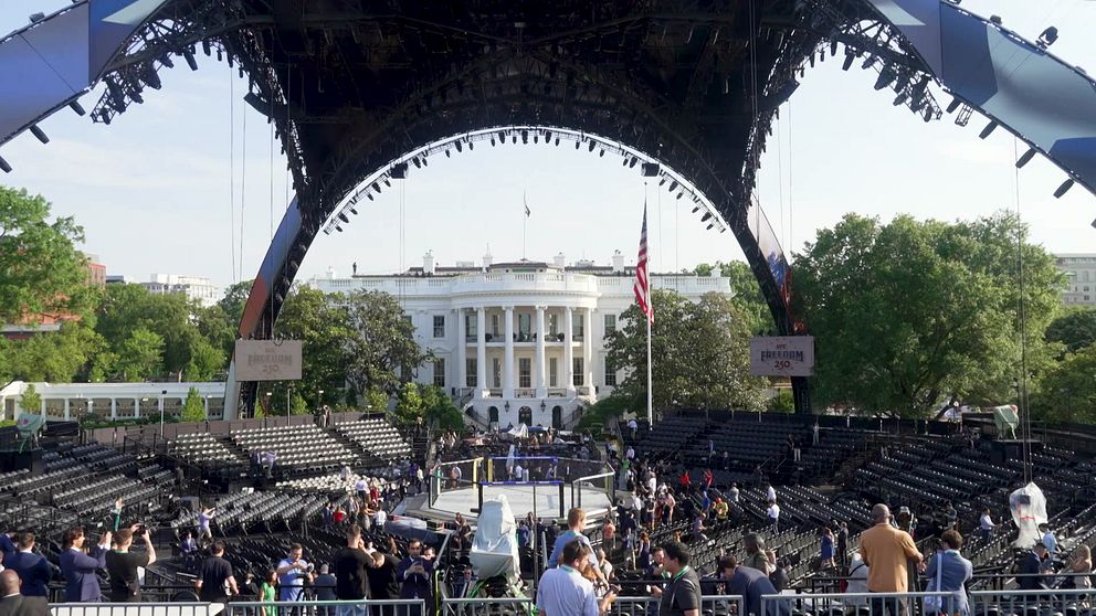Trump pekar mot Vita huset från UFC-arena med publik
