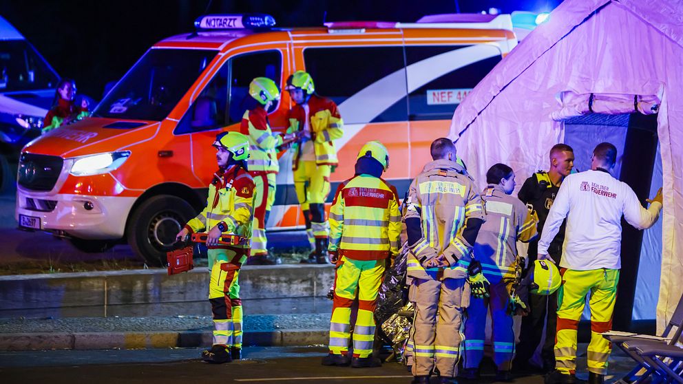 Polis och räddningstjänst samlade vid tält efter bilattacken i Berlin