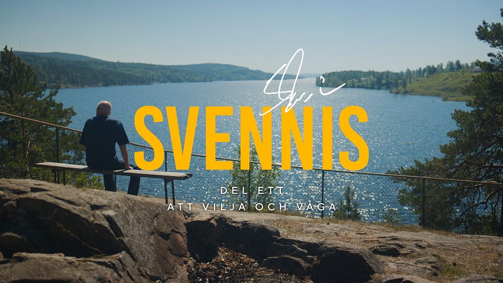 Sven-Göran ”Svennis” Eriksson sitter på bänk vid sjön Fryken