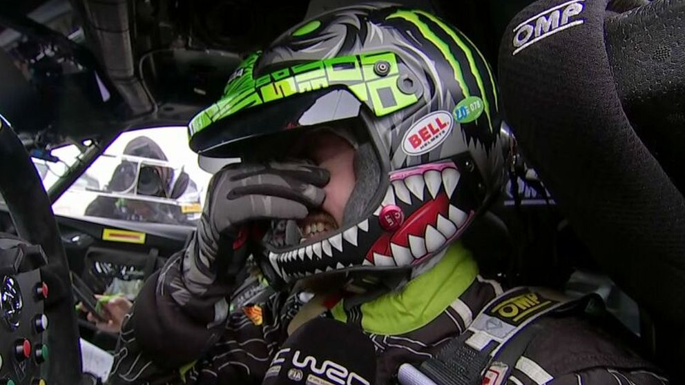 Rallyföraren Oliver Solberg i tårar.