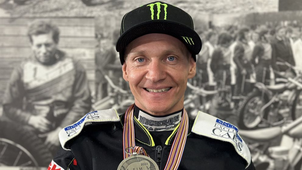 Fredrik Lindgren poserar med sitt VM-silver.