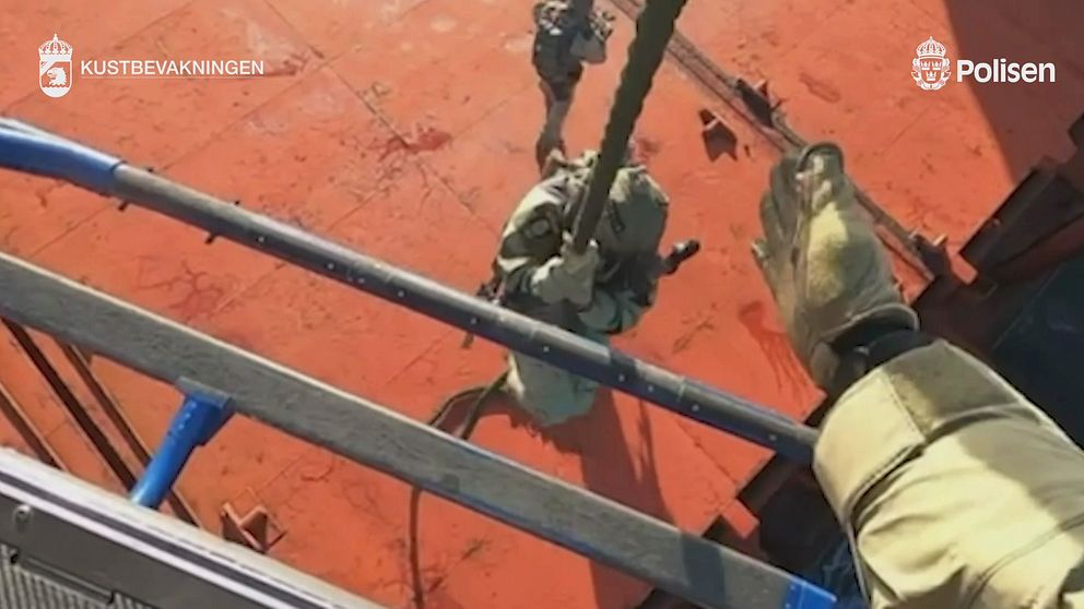 Se bilderna från bordningen – filmat med polisens kroppskameror. Klippet saknar ljud. Foto: Polisen, Kustbevakningen