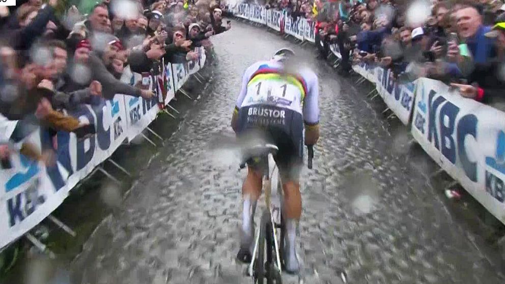 van der Poel fick öl kastad på sig under cykeltävlingen Flandern runt