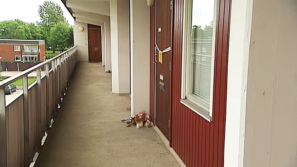 blommor vid lägenheten där kvinnan hittades mördad 2017