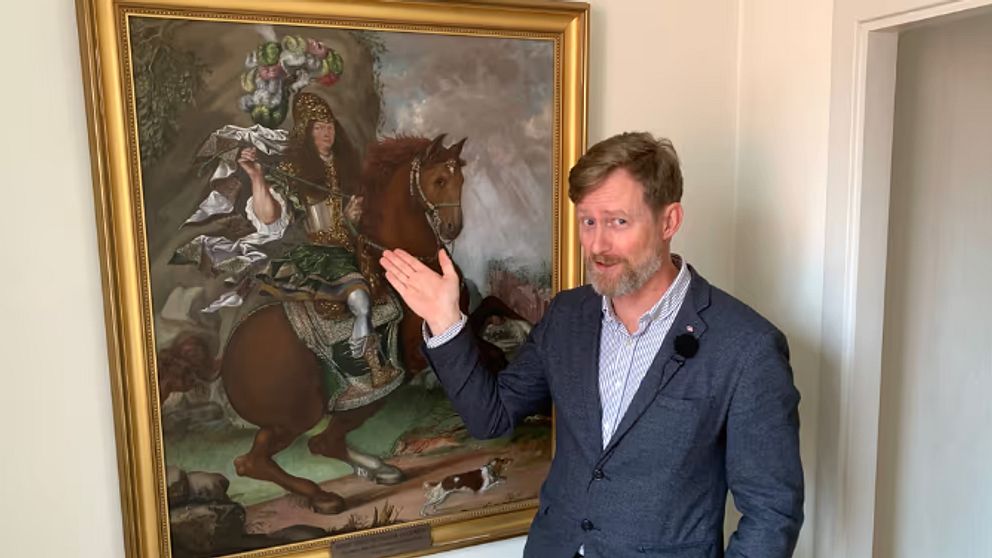 Historikern Johan Dahnberg visar en bild på Hallands förste svenske landshövding; Bengt Christoffersson Lilliehöök.