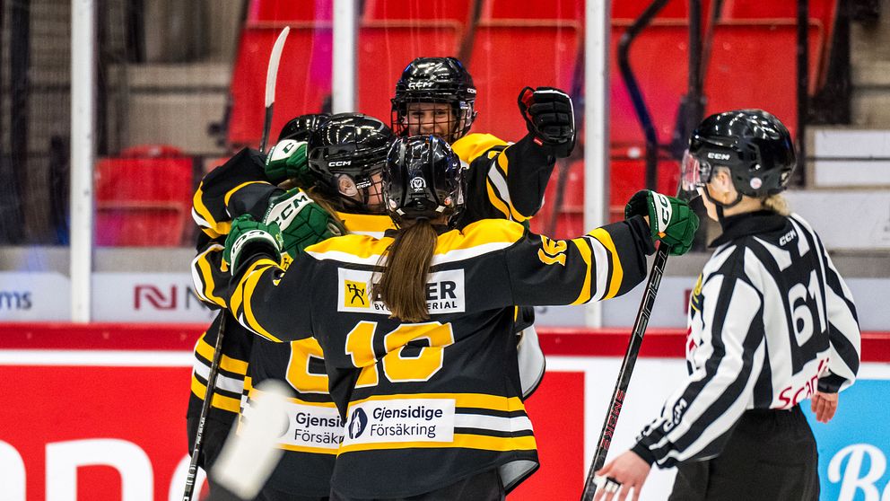Värmländska hockeyspelare firar mål tillsammans under match i Tvpucken.