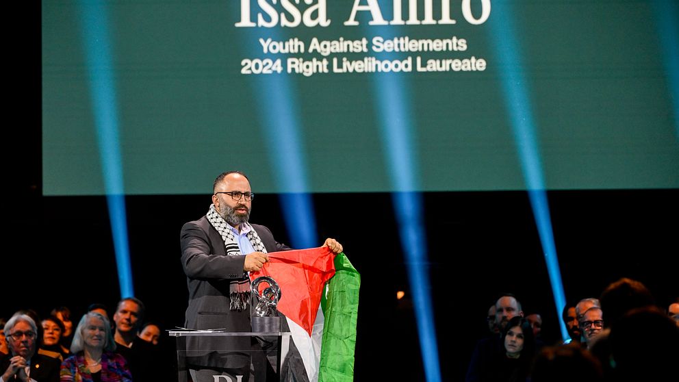 Issa Amro  tar emot pris från Right Livelihood.
