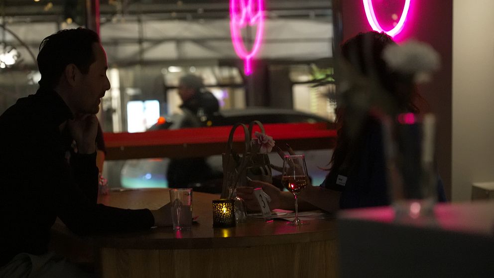 Allt fler singlar tycks lämna dejtingapparna för att söka kärlek offline.