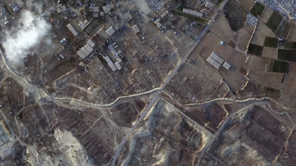 Satellitbild av en 23 kilometer lång jordvall i Gaza