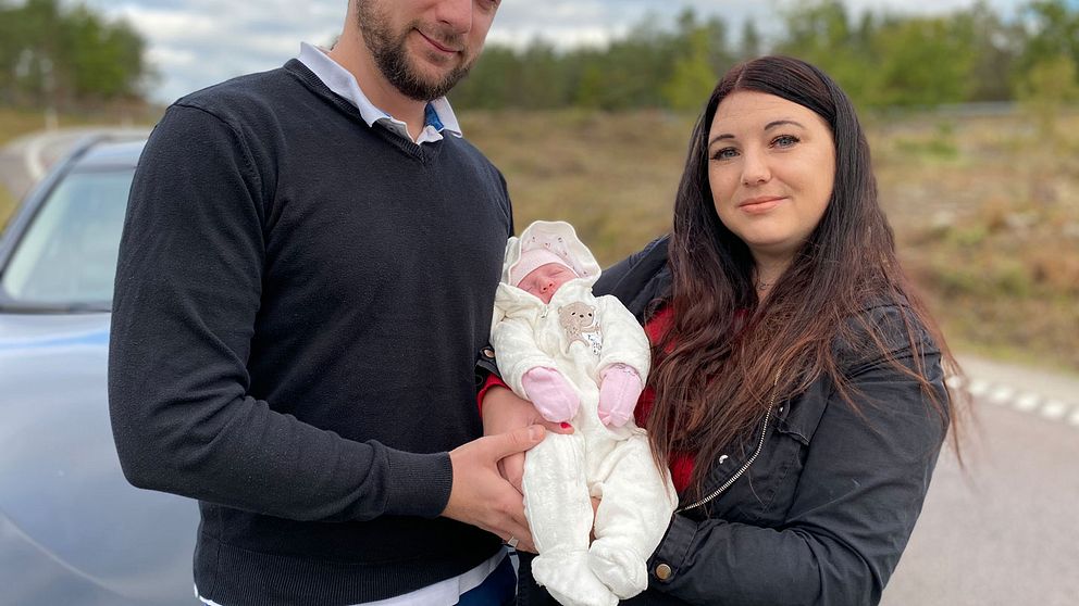 Par med ett litet spädbarn.